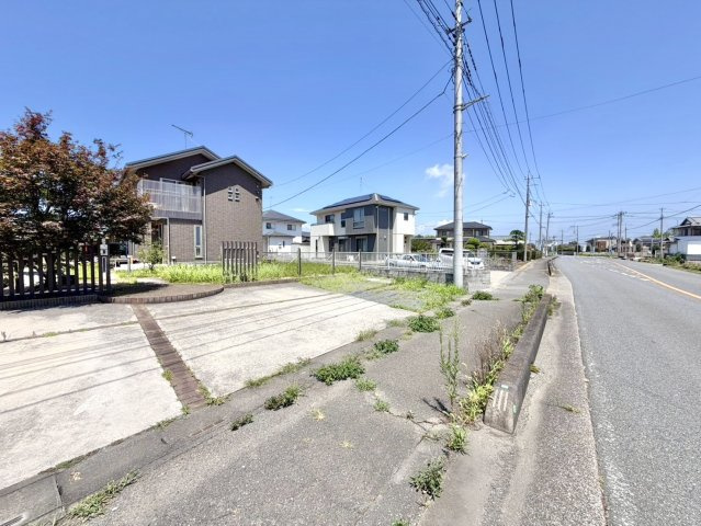 【中古戸建】羽生市大字今泉の外観|■外観｜前面道路が広く見渡しが良いため、車の出入りやすれ違いもスムーズで日々の運転も安心して行えます♪