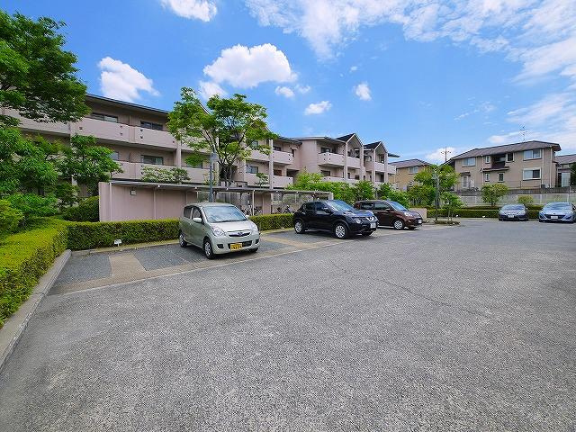 ヒルクレストあやめ池の駐車場|駐車場があるので、車を買う予定の方も安心です