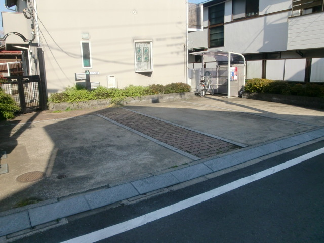 メゾン聖泉の駐車場|★駐車場無料★
