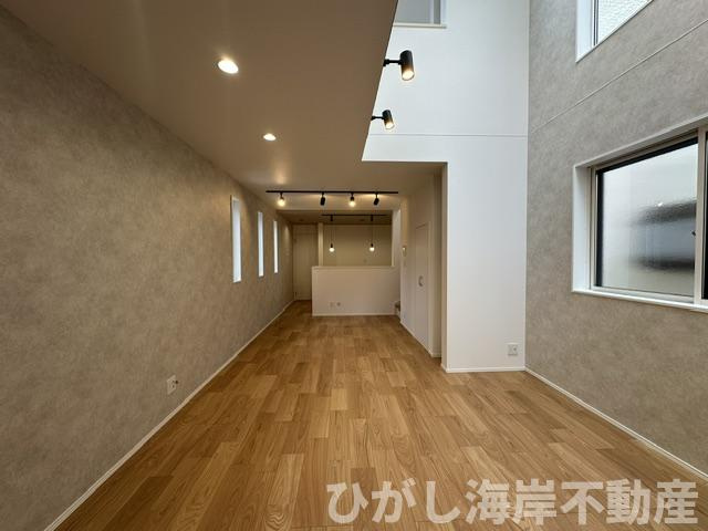 茅ケ崎市南湖６丁目　新築戸建の居間・リビング|17.8帖　吹抜付LDK