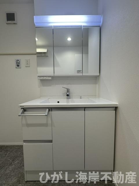 茅ケ崎市南湖６丁目　新築戸建の独立洗面台|三面鏡化粧台