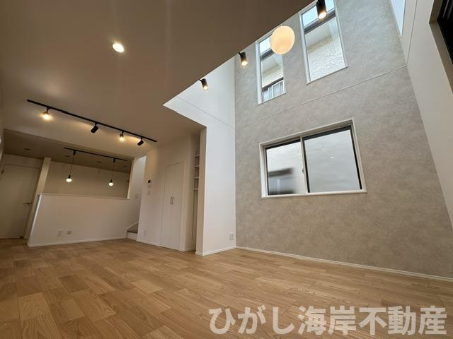 茅ケ崎市南湖６丁目　新築戸建の居間・リビング|17.8帖　吹抜付LDK