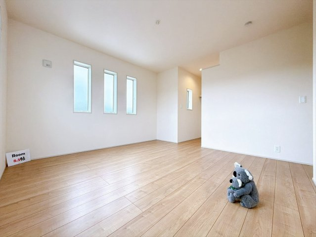 【洋室】 | 安中市松井田二軒在家　新築住宅 | 3つの窓がアクセント！
広々としたプライベート空間で自分の時間を楽しめます。フローリング仕様で普段のお掃除も楽々です。