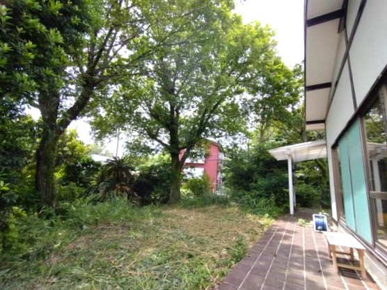 すいらん荘別荘地　南側角地で陽当り良好な平屋建ての庭|テラスもあります