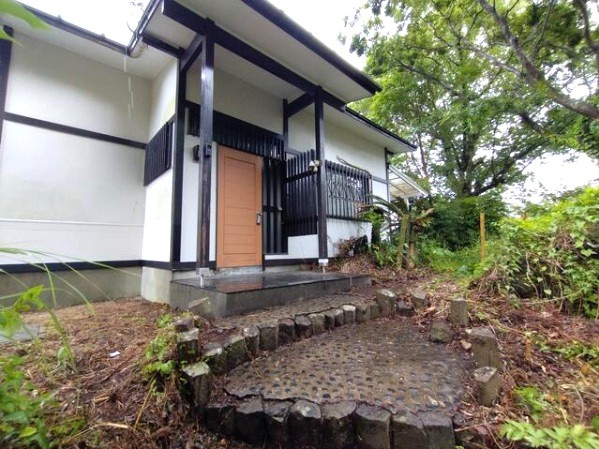 すいらん荘別荘地　南側角地で陽当り良好な平屋建ての玄関|玄関は西側