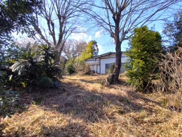 すいらん荘別荘地　南側角地で陽当り良好な平屋建ての庭|約140坪の敷地