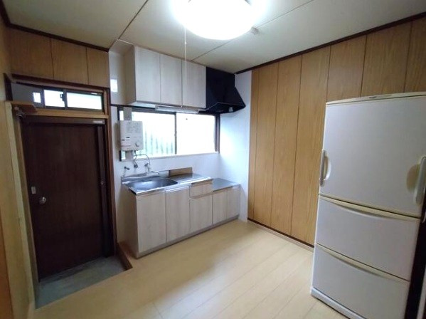 すいらん荘別荘地　南側角地で陽当り良好な平屋建てのキッチン|勝手口があり便利