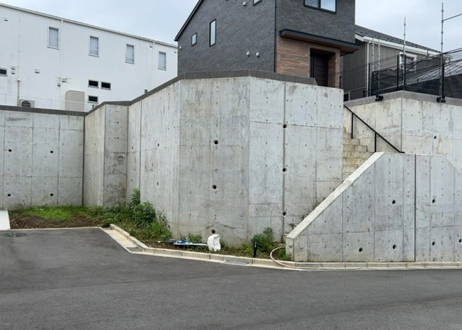 【前面道路含む現地写真】 | 住宅用の土地では前面道路に2m以上接していなければならないと法律で定められています。しかし、お持ちの車のサイズやライフスタイルなどにより、2mでは利便が悪い場合もございますので、事前に確認しましょう。