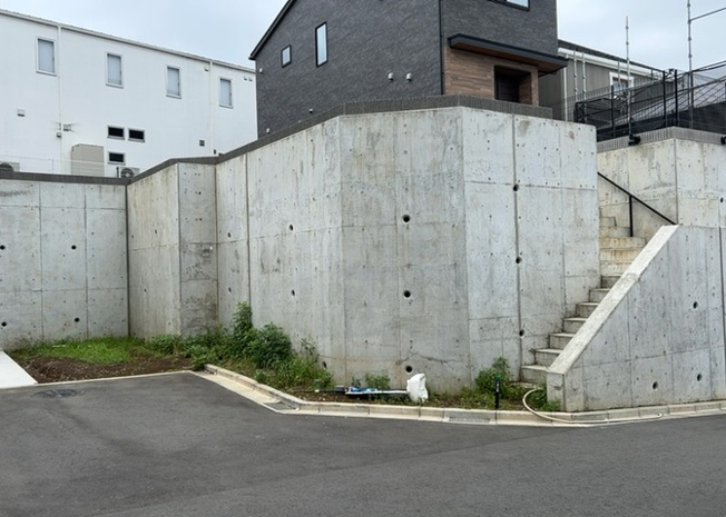【前面道路含む現地写真】 | お持ちの車種によっては前面道路が広い方が便利でしょう。しかし、前面道路が広ければその分交通量が多くなるため、騒音などが気になる場合があります。実際に現地を見学し、周辺交通量や騒音などを確認しましょう！