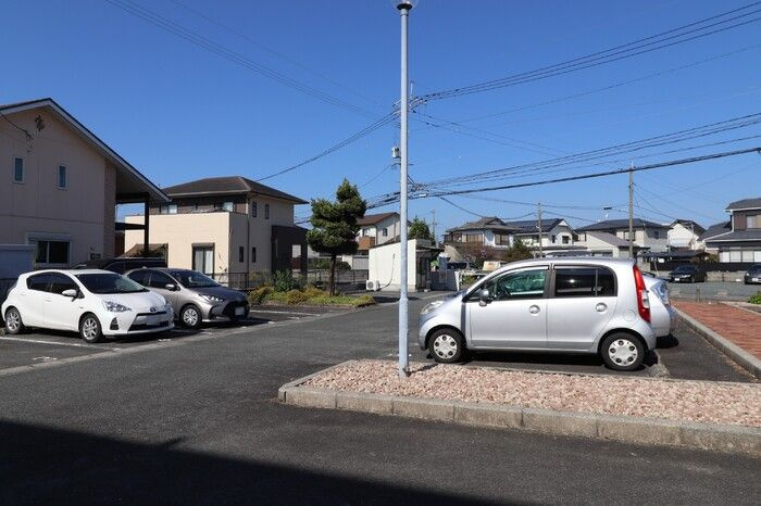 フロンティア・ウィン の駐車場