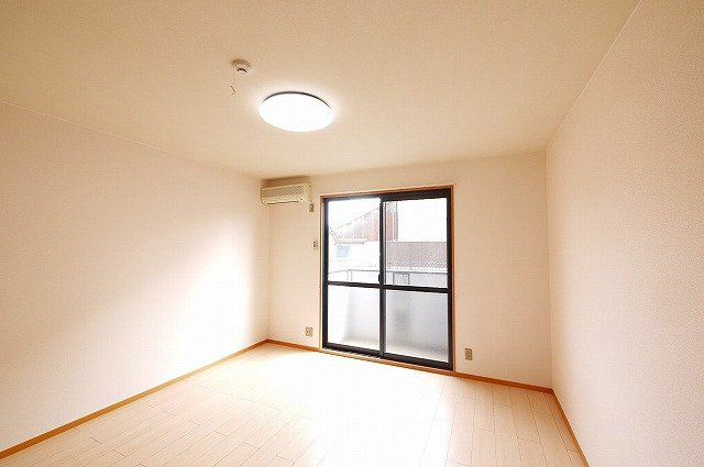 ハイツ若草の内装|空気の入れ替えもしやすいお部屋ですよ。