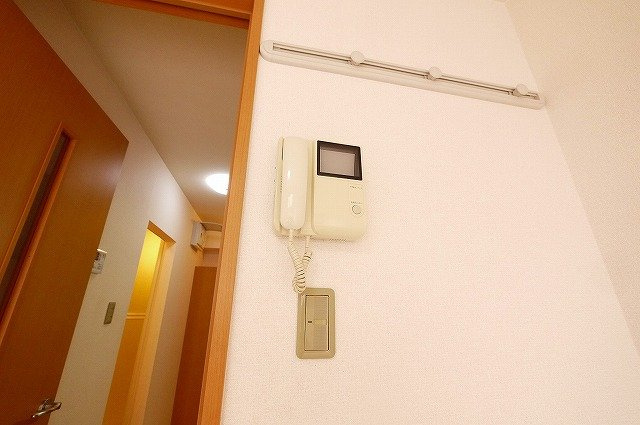 ハイツ若草の設備|モニター付きインターホンがあれば安心ですね。