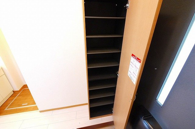 ハイツ若草の収納|靴の収納に困らない大きなサイズの下駄箱です。