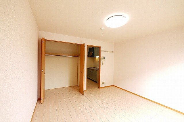 ハイツ若草の洋室|南側からの明るい日差しが入るお部屋です