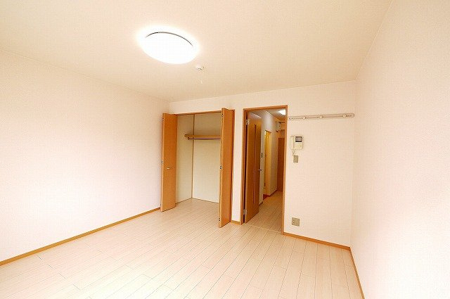 ハイツ若草の洋室|明るい日差しが入るお部屋です。