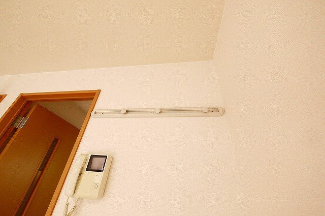 ハイツ若草の設備|コートなどをかけるハンガーフックです。