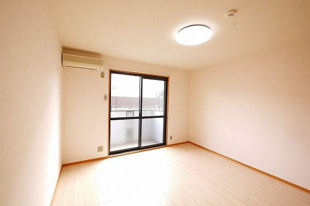 ハイツ若草の寝室|ベッドなどを置いてもゆとりあるお部屋です。
