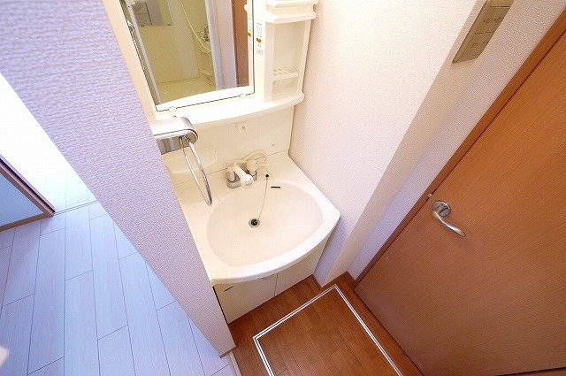 ハイツ若草の洗面所|シャンプードレッサーなので洗面台のお手入れもしやすいです。