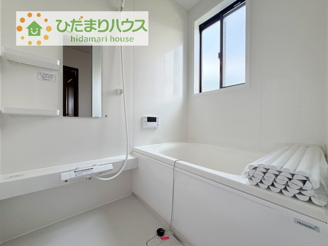 【浴室】 | 龍ケ崎市長山２丁目　中古戸建 | 何歳まで一緒に入ってくれるだろうか・・・。
広いお風呂は、お子様と一緒に入るバスタイムがより楽しくなります。