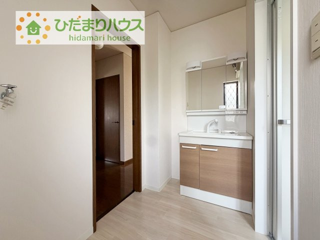 【独立洗面台】 | 龍ケ崎市長山２丁目　中古戸建 | 三面鏡の大きな鏡は憧れます(^^♪
鏡の後ろは収納となっていて、細かいものでも収納できるのでスッキリと整理できます！