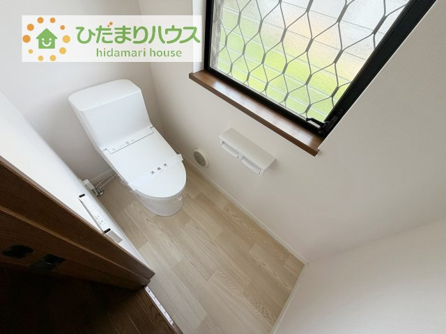 【トイレ】 | 龍ケ崎市長山２丁目　中古戸建 | 小窓が付いているので、トイレも明るい空間になっております♪