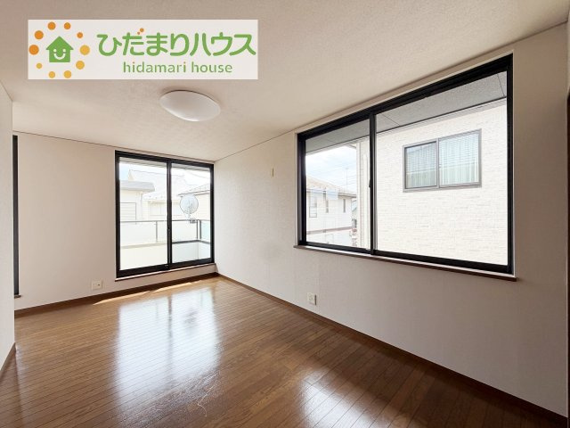 【寝室】 | 龍ケ崎市長山２丁目　中古戸建 | バルコニーに面していて、たっぷり光りの入る明るい主寝室です！