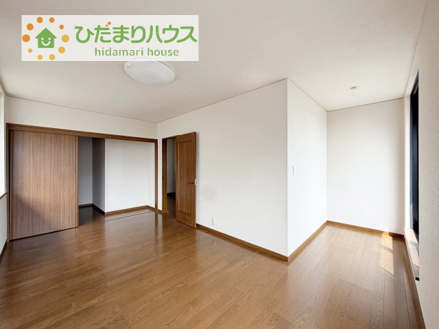 【寝室】 | 龍ケ崎市長山２丁目　中古戸建 | 広めの主寝室は、ベッドの他にもパソコンデスクやドレッサーなども置けちゃいます(*^-^*)