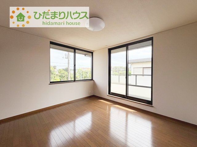 【洋室】 | 龍ケ崎市長山２丁目　中古戸建 | バルコニーに面している居室なので、自然と光が差し込みます♪