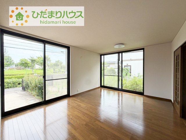 【居間・リビング】 | 龍ケ崎市長山２丁目　中古戸建 | リビングの大きな窓からは、暖かな日の光が降り注ぎます・・・