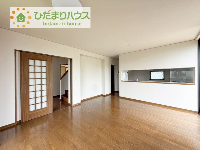 【居間・リビング】 | 龍ケ崎市長山２丁目　中古戸建 | お子様が元気に遊べる広々としたリビングです！