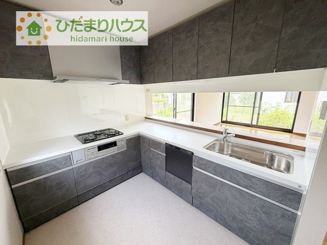 【キッチン】 | 龍ケ崎市長山２丁目　中古戸建 | 料理をしながらでも、ご家族との会話を楽しめる対面式キッチン♪