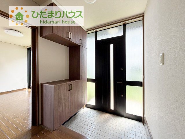【玄関】 | 龍ケ崎市長山２丁目　中古戸建 | 毎日「行ってきます」「ただいま」をいう玄関は明るく光が差し込みます♪