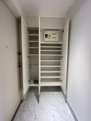 エムジー目黒駅前の収納|ちょっとした収納スペースも充実しています