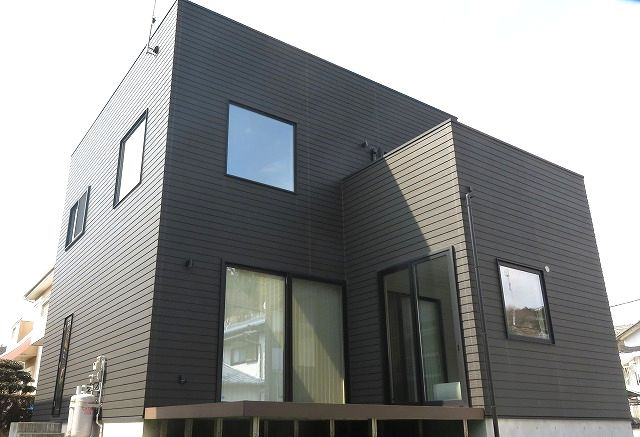 「敷地100坪」高知市重倉　中古一戸建ての外観|スタイリッシュな黒のモダン外観☆