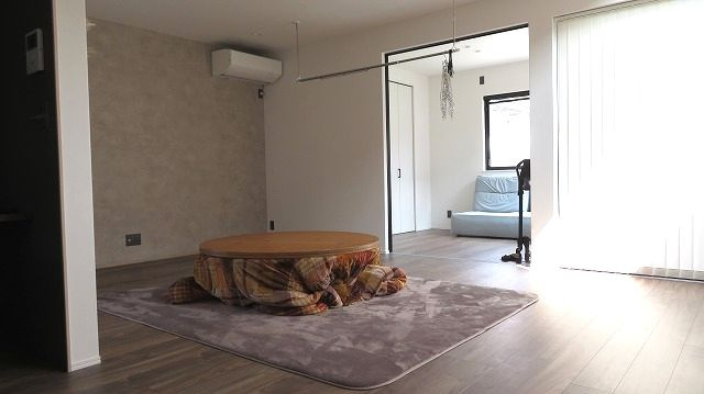 「敷地100坪」高知市重倉　中古一戸建ての居間・リビング|家族みんながゆったり寛げる、光が差し込む心地よいリビング。