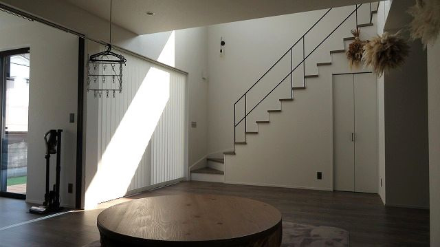 「敷地100坪」高知市重倉　中古一戸建ての居間・リビング|明るい光が差し込む吹き抜け＆スケルトン階段。