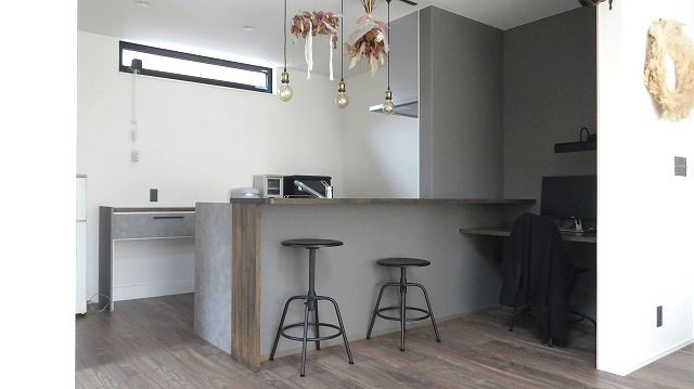 「敷地100坪」高知市重倉　中古一戸建てのキッチン|カフェ気分を楽しめるおしゃれなカウンターキッチン。