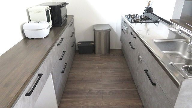 「敷地100坪」高知市重倉　中古一戸建てのキッチン|料理がしやすいシステムキッチン＆たっぷりしまえるカップボード♪