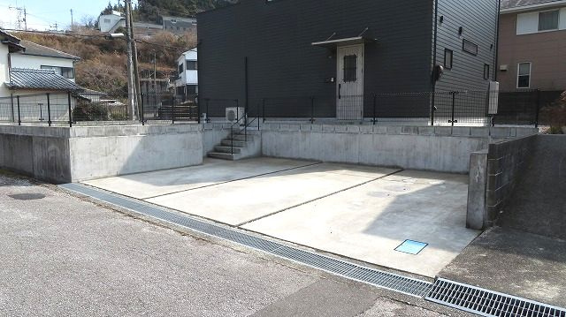 「敷地100坪」高知市重倉　中古一戸建ての駐車場|ゆとりある広さで、出し入れや来客時もスムーズです◎