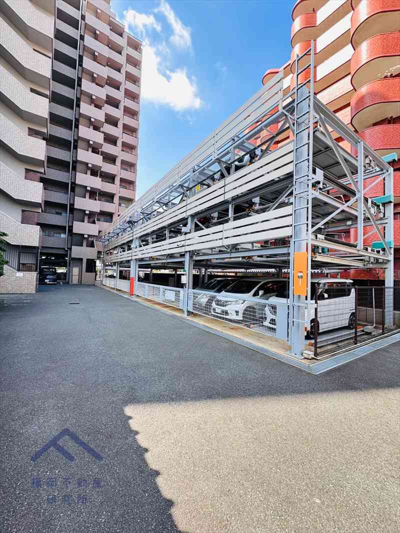 サーパス諏訪野第2の駐車場