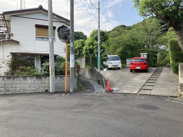 レオパレスイラブルヒルズの周辺|宅外駐車場入り口