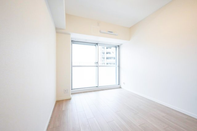 マンション東陽町の洋室|マンション東陽町：約5.5帖の洋室からもワイドバルコニーへ出ることが可能です。