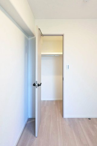 マンション東陽町の収納|マンション東陽町：約5.0帖の洋室にもウォークインクローゼットが付いております♪
