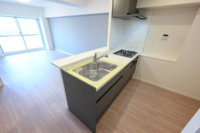 マンション東陽町のキッチン|マンション東陽町：対面式システムキッチンは３口コンロ・浄水機能付き水栓です♪