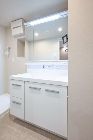 マンション東陽町の独立洗面台|マンション東陽町：３面鏡付き洗面化粧台＆ランドリースペースです。