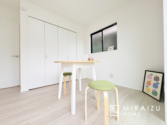 【洋室】 | 居心地の良さそうなリラックスできる空間。独立性のある建物ですので、ご自分の時間を大切にしたご家族様にぴったりです！