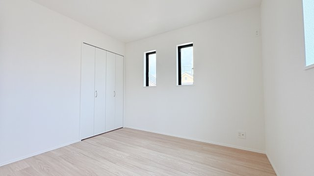 【寝室】 | 広さのある洋室は、ご夫婦様の寝室にぴったりですね。ご主人様の趣味のものや書斎などにも使用できるくらいの広さが嬉しいです。収納もばっちり完備してますのでお荷物が多いご家族様も安心してお暮しいただけます！
