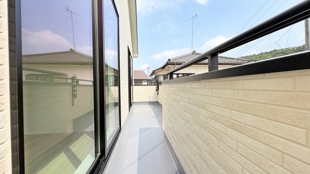 【バルコニー】 | 小鳥の鳴き声で目覚める朝、爽やかな風が入ります。太陽の陽射しでお洗濯物がカラッと乾き、気持ちの良い洋服とお布団で快適に過ごせます。
