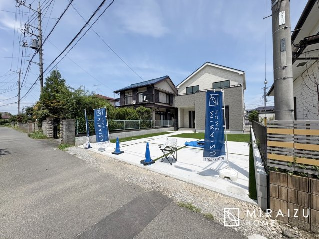 【外観】 | 青く澄み渡った綺麗な空と、陽の光をたっぷりと受ける、そんな新築住宅で新生活をスタートしてみませんか？見学・ご相談等、ミライズホーム(株)までお気軽にご連絡下さい。