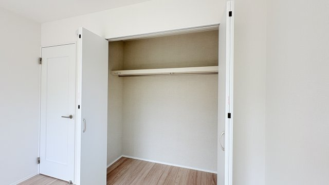 【洋室】 | 心も体も癒されるゆったりと落ち着いた洋室。窓が多いつくりになっています。窓が多いと明るい空間を保ち、室内へ気持ちの良い風も取り込んでくれます。